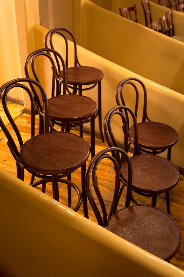 В театре оперы и балета зрители теперь будут сидеть на новых венских стульях - Фото 2