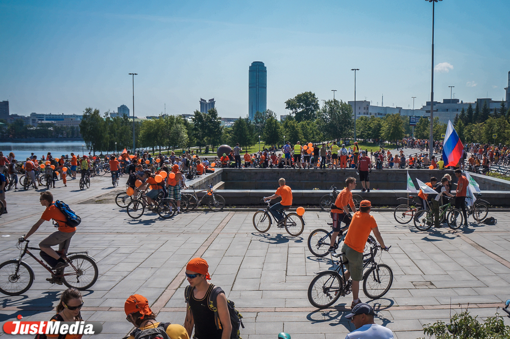 «Уступите дорогу!» — в Екатеринбурге прошел самый массовый велопробег - Фото 2