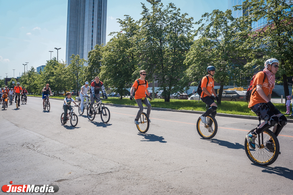 «Уступите дорогу!» — в Екатеринбурге прошел самый массовый велопробег - Фото 4