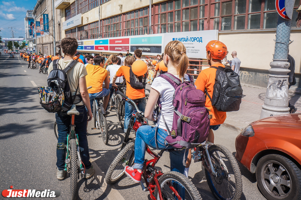 «Уступите дорогу!» — в Екатеринбурге прошел самый массовый велопробег - Фото 5