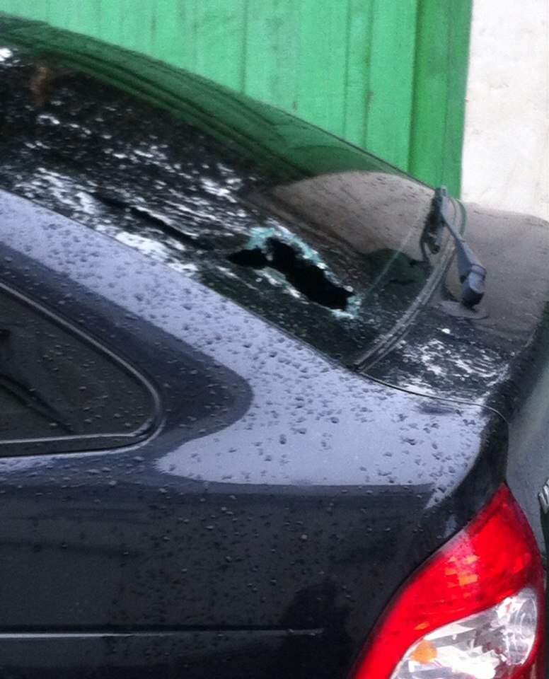 В Екатеринбурге разъяренный пешеход, вооруженный зонтом, разбил автомобиль. ФОТО - Фото 4