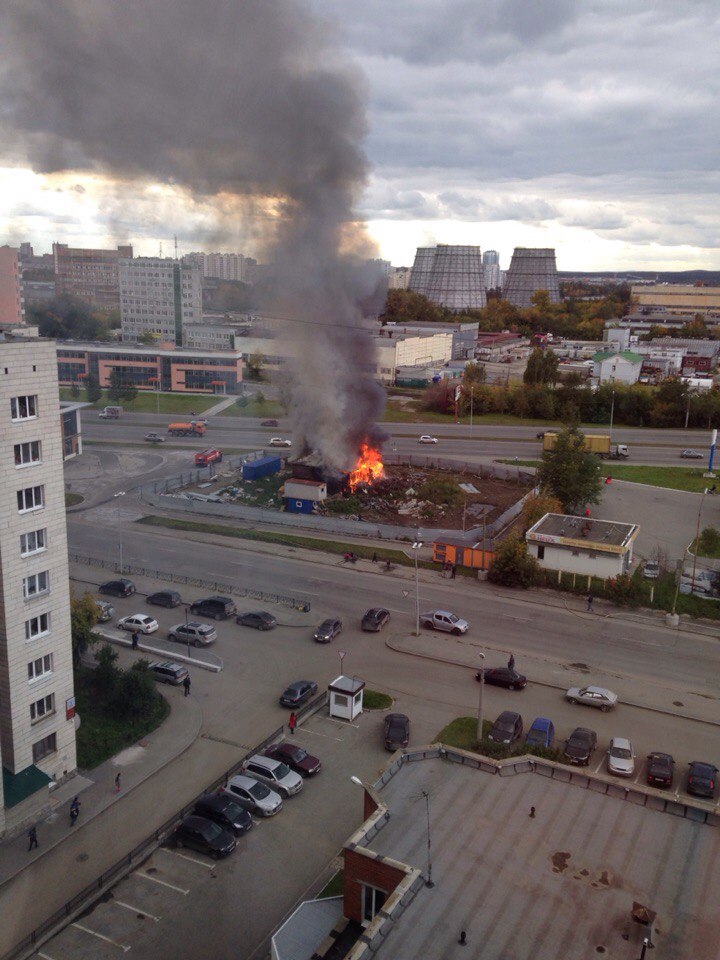 Крупный пожар в Екатеринбурге: рядом с заправкой на улице Халтурина горит деревянный дом. ФОТО - Фото 3