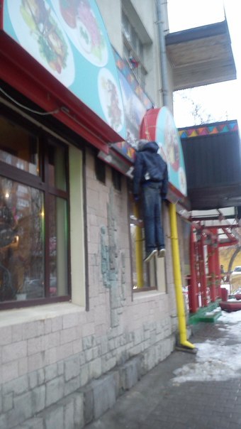 В Екатеринбурге на улице декабристов горожан напугало тело висельника - Фото 2