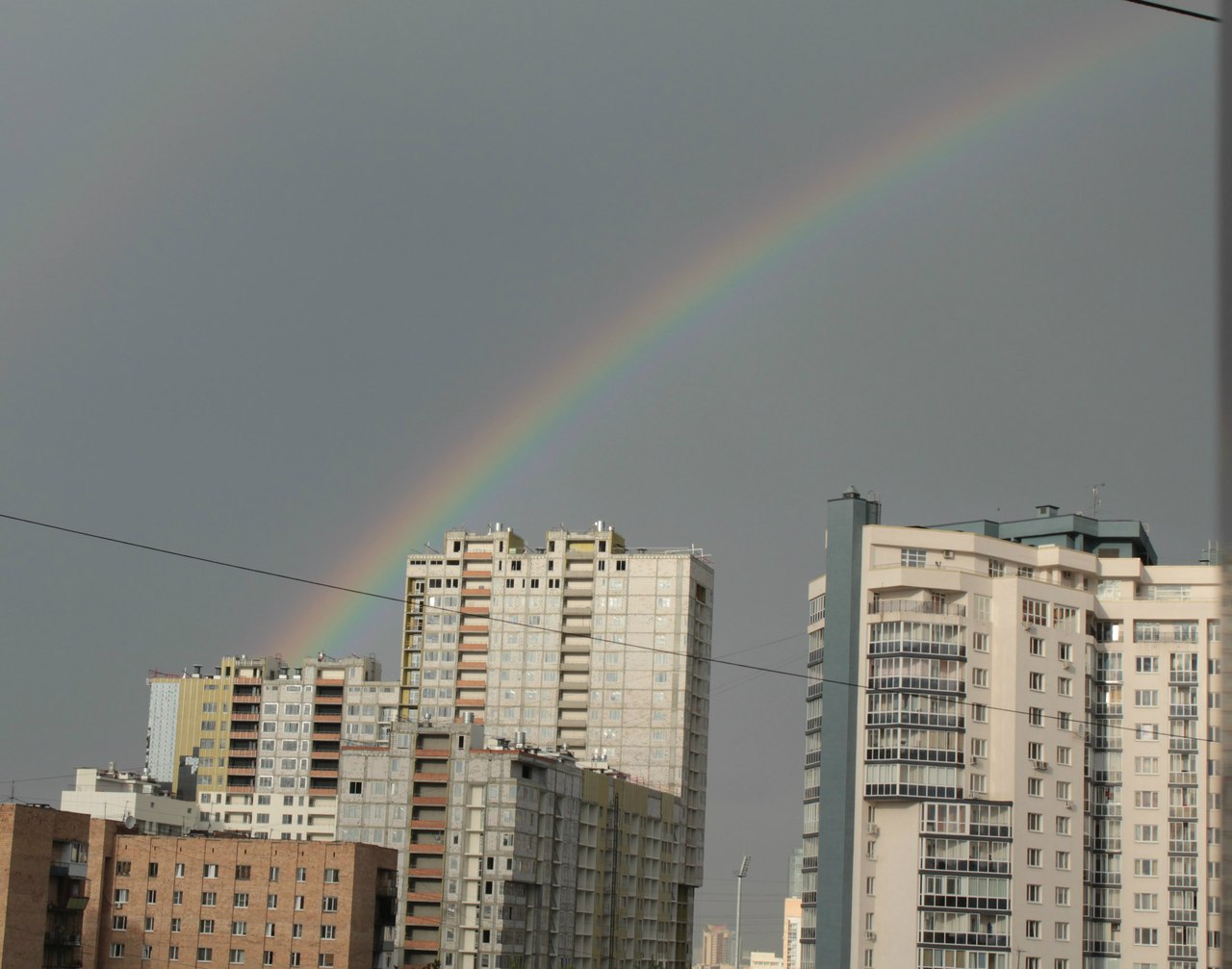 Жители Екатеринбурга устроили фотосессию радуге - Фото 3