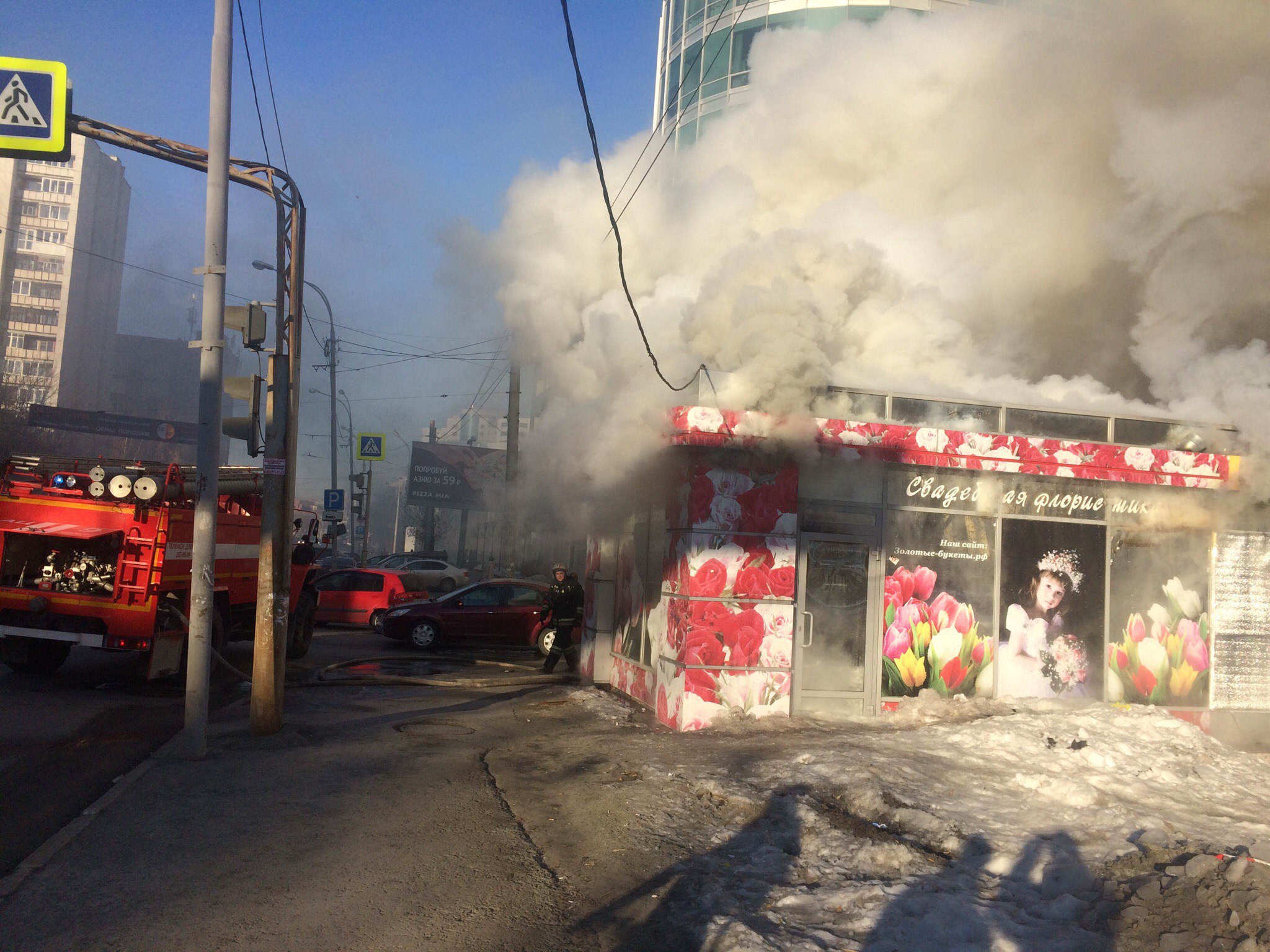 В Екатеринбурге на Куйбышева горит цветочный магазин и кафе. ФОТО - Фото 4