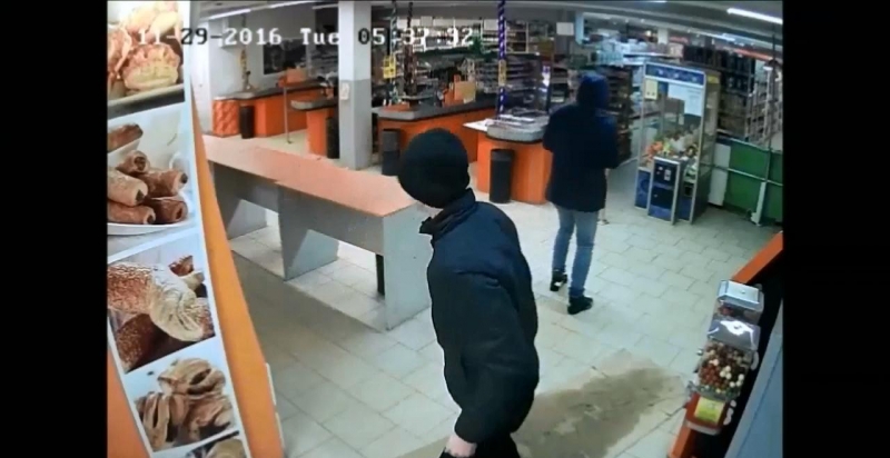 В Екатеринбурге подростки разбивали входную дверь магазинов и крали алкоголь - Фото 3