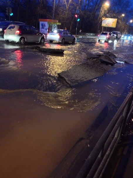 На улице Советская-Омская потоп, на место выехали сотрудники «Водоканала» - Фото 3