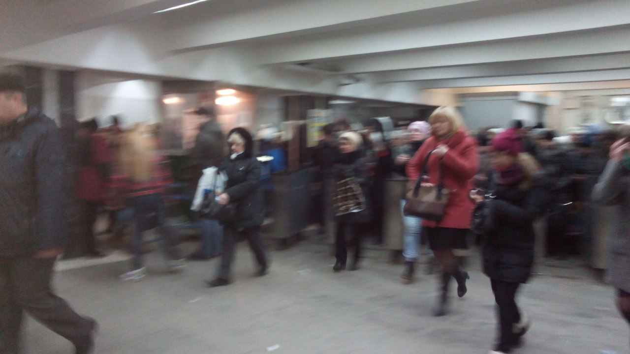 На станции метро «Проспект Космонавтов» сегодня очередь прямо с улицы и жуткая давка - Фото 2
