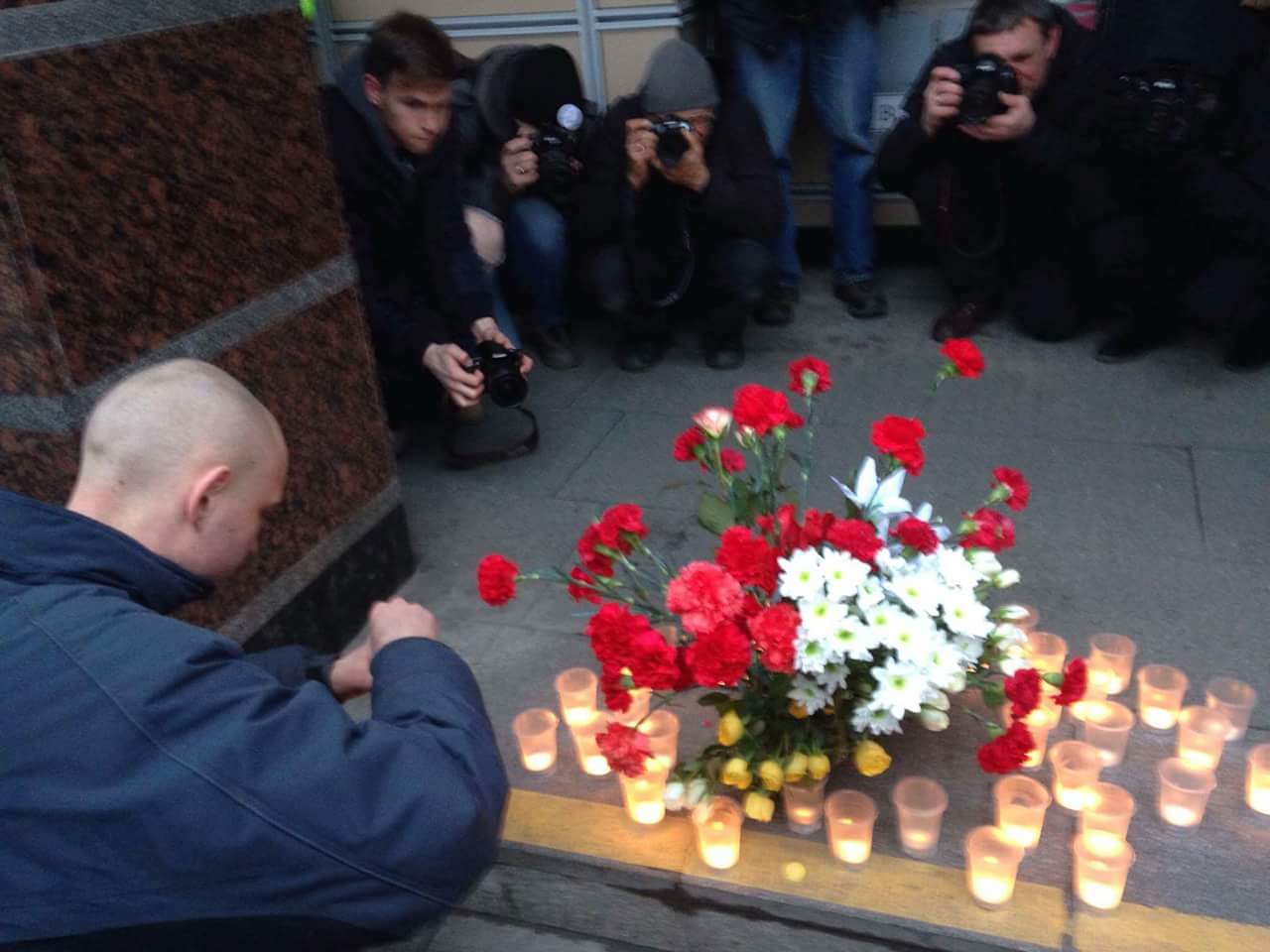 «Нас не запугать». Вся Россия выходит на акции, посвященные памяти жертв вчерашнего теракта в Питере - Фото 16
