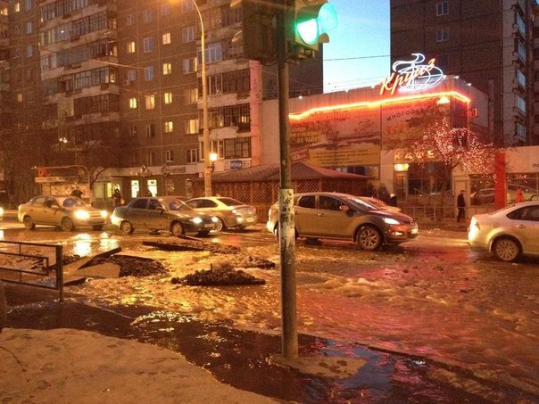 На улице Советская-Омская потоп, на место выехали сотрудники «Водоканала» - Фото 2