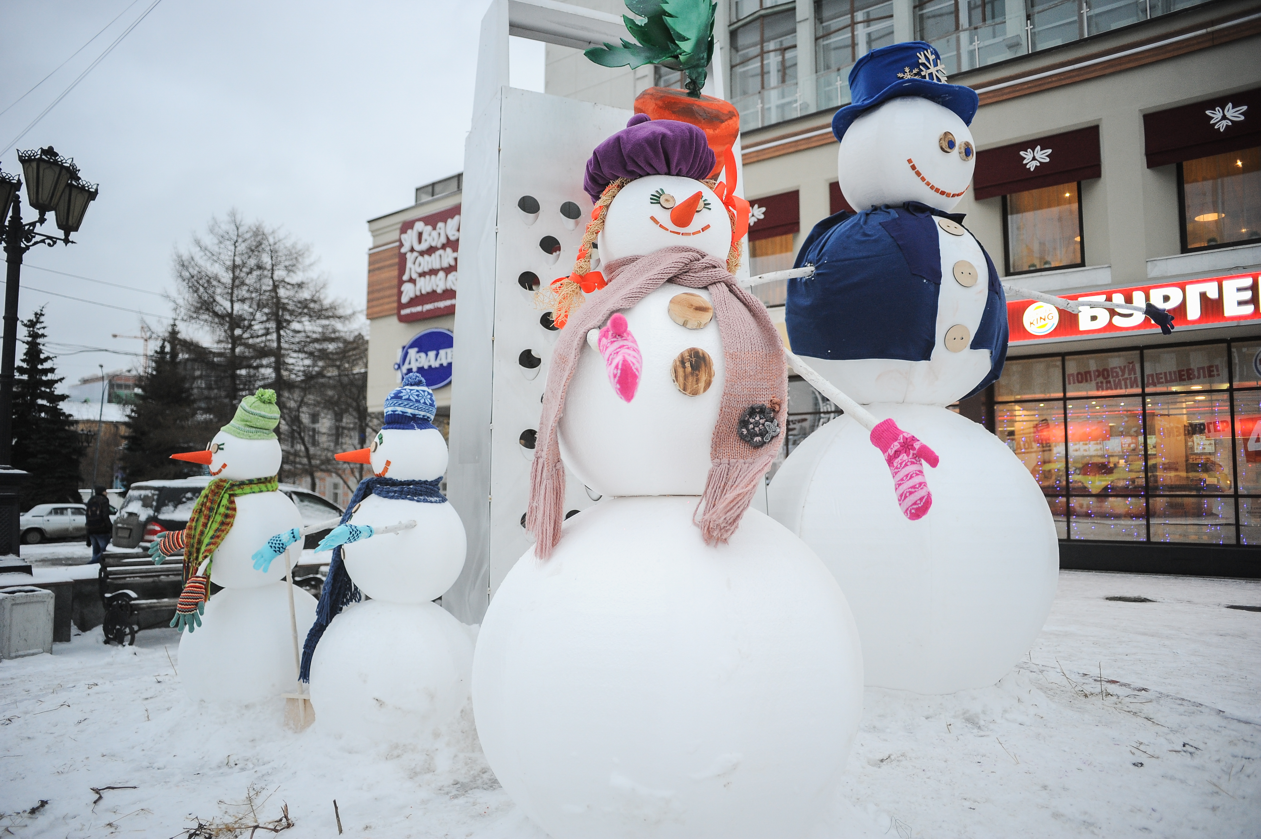 Трехметровые снеговики вышли на зимний митинг в центре Екатеринбурга - Фото 2