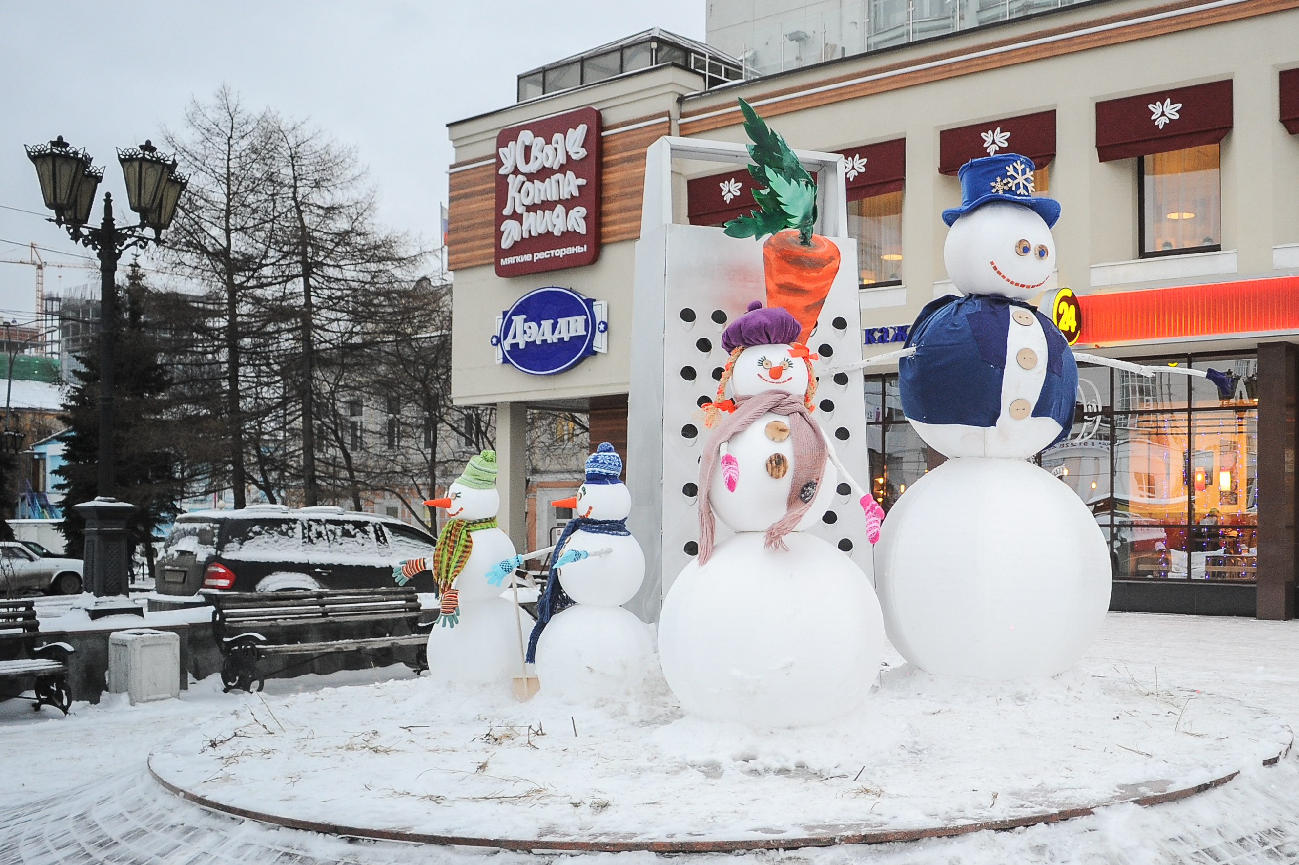 Трехметровые снеговики вышли на зимний митинг в центре Екатеринбурга - Фото 3