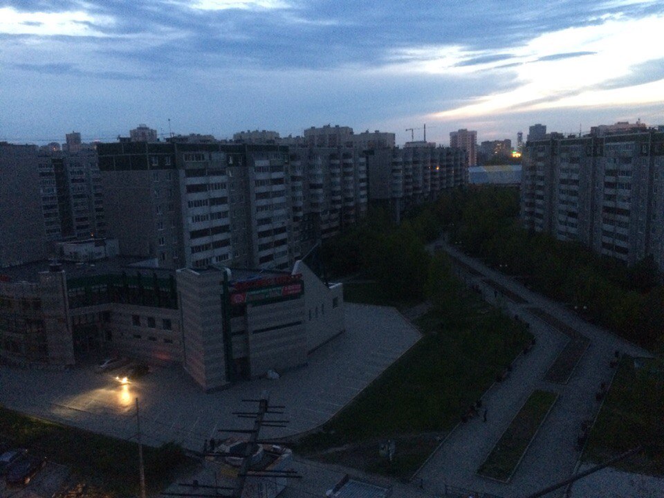 «Конец света». Ураган, накрывший Екатеринбург, валил щиты, раскачивал маршрутки и оставил без света несколько районов. ФОТО - Фото 9