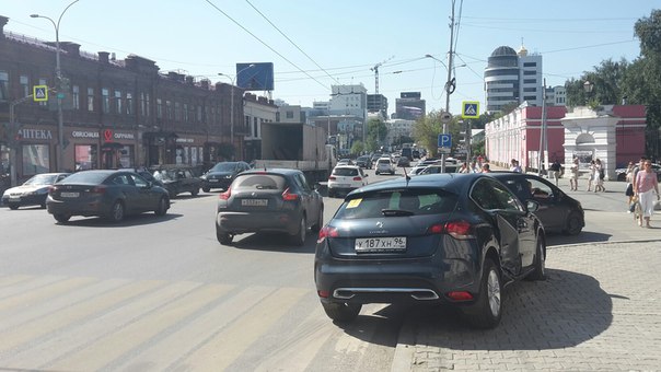 В центре Екатеринбурга ВАЗовская «девятка» и Citroen не поделили дорогу. ФОТО - Фото 2