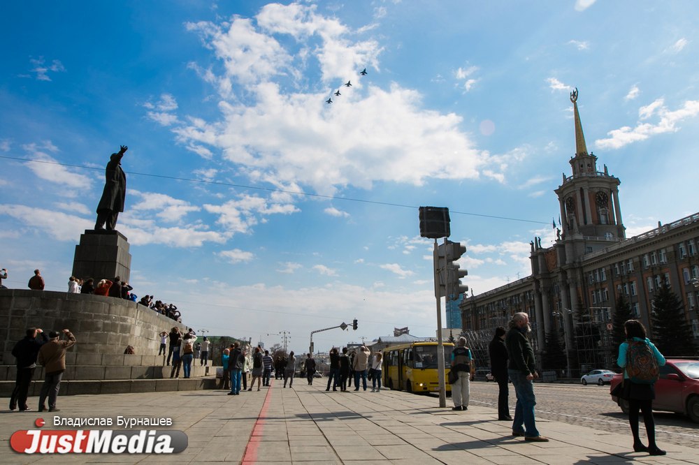 Над Екатеринбургом промчались военные вертолеты и истребители. ФОТО - Фото 8