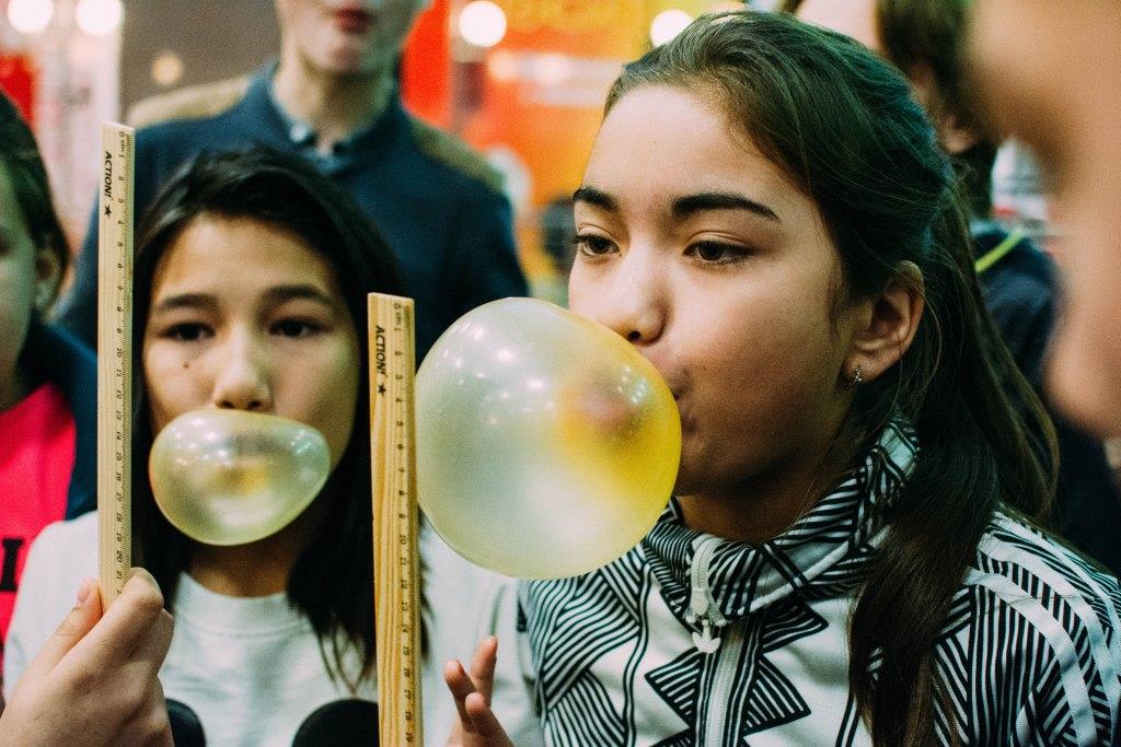В Екатеринбурге девушка надула пузырь из жвачки размером в 22 сантиметра - Фото 3