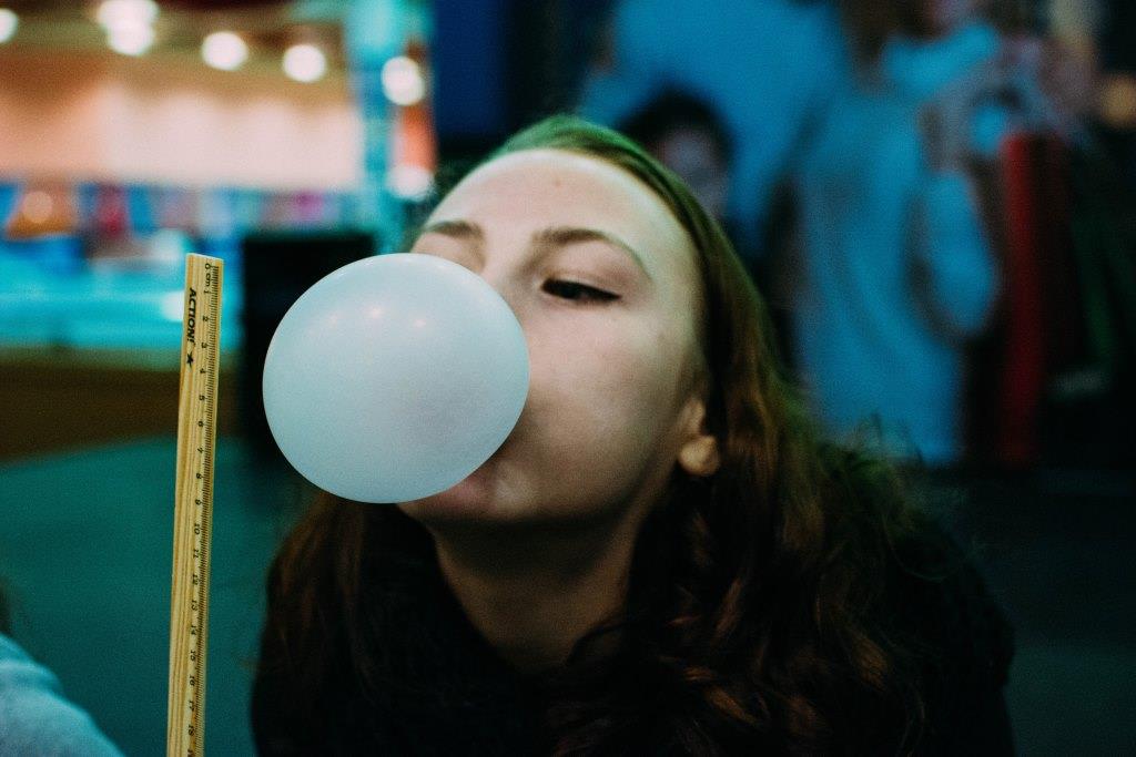 В Екатеринбурге девушка надула пузырь из жвачки размером в 22 сантиметра - Фото 4