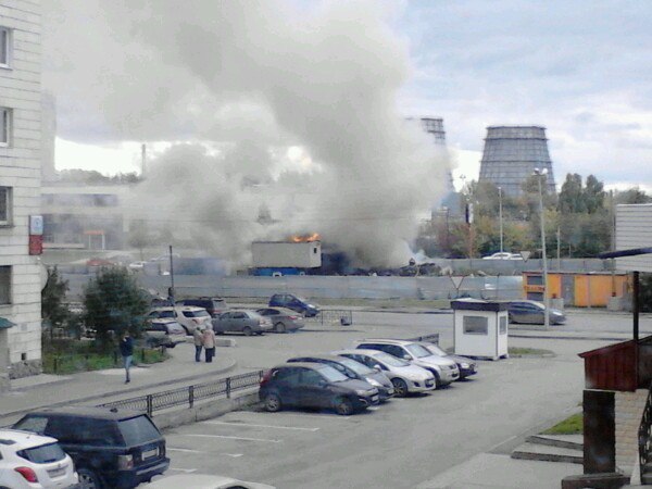 Крупный пожар в Екатеринбурге: рядом с заправкой на улице Халтурина горит деревянный дом. ФОТО - Фото 5