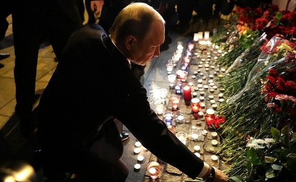«Нас не запугать». Вся Россия выходит на акции, посвященные памяти жертв вчерашнего теракта в Питере - Фото 2
