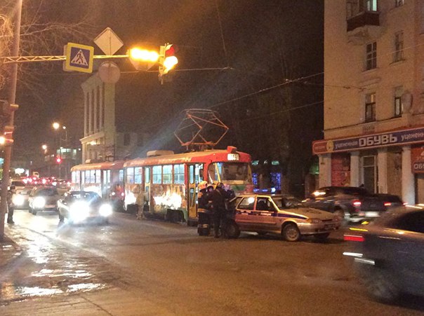В центре Екатеринбурга полиция оцепила трамвай. ФОТО - Фото 2