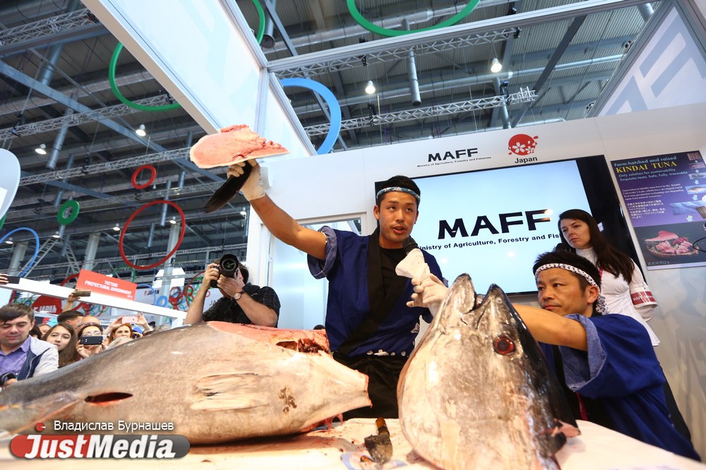 «Это лучшая часть промышленной выставки». Посетители ИННОПРОМа съели тунца весом 73 кг, искуственно выращенного в Японии. ФОТО - Фото 7