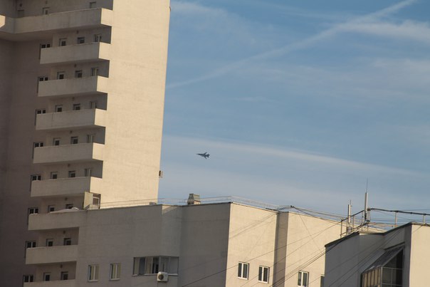 Екатеринбуржцы увидели над городом летающий истребитель - Фото 2