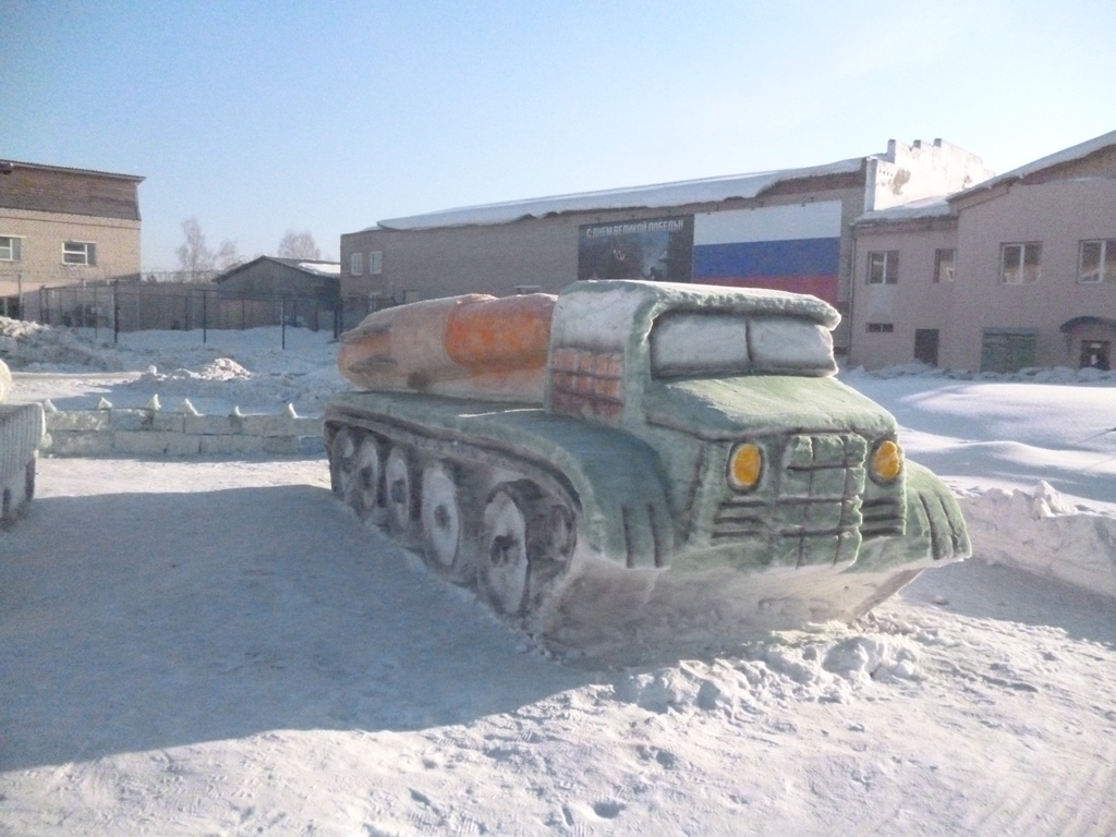 В Верхотурье к 23 февраля создали автопарк военной техники из снега - Фото 4