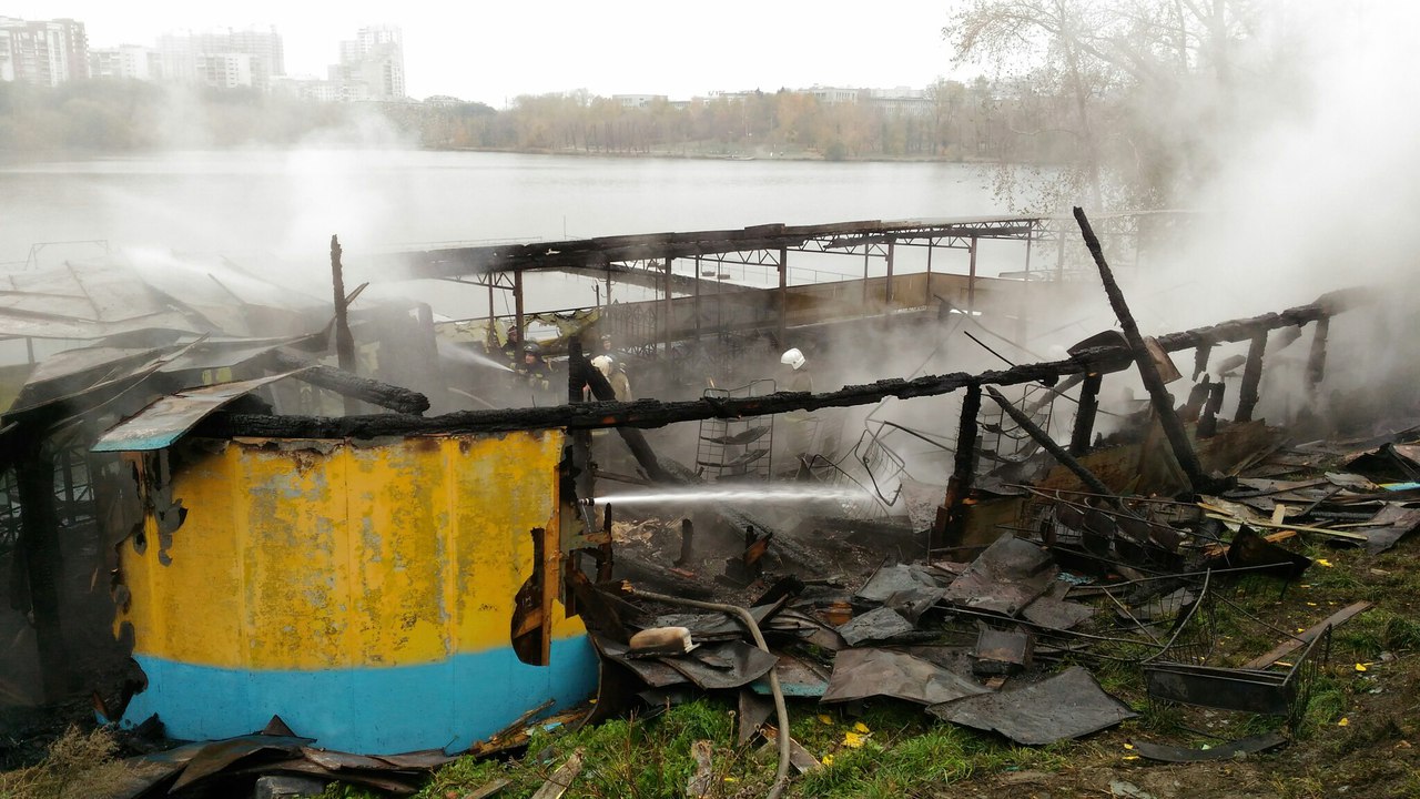 Все в огне: в центре Екатеринбурга горит лодочная станция. ФОТО - Фото 9