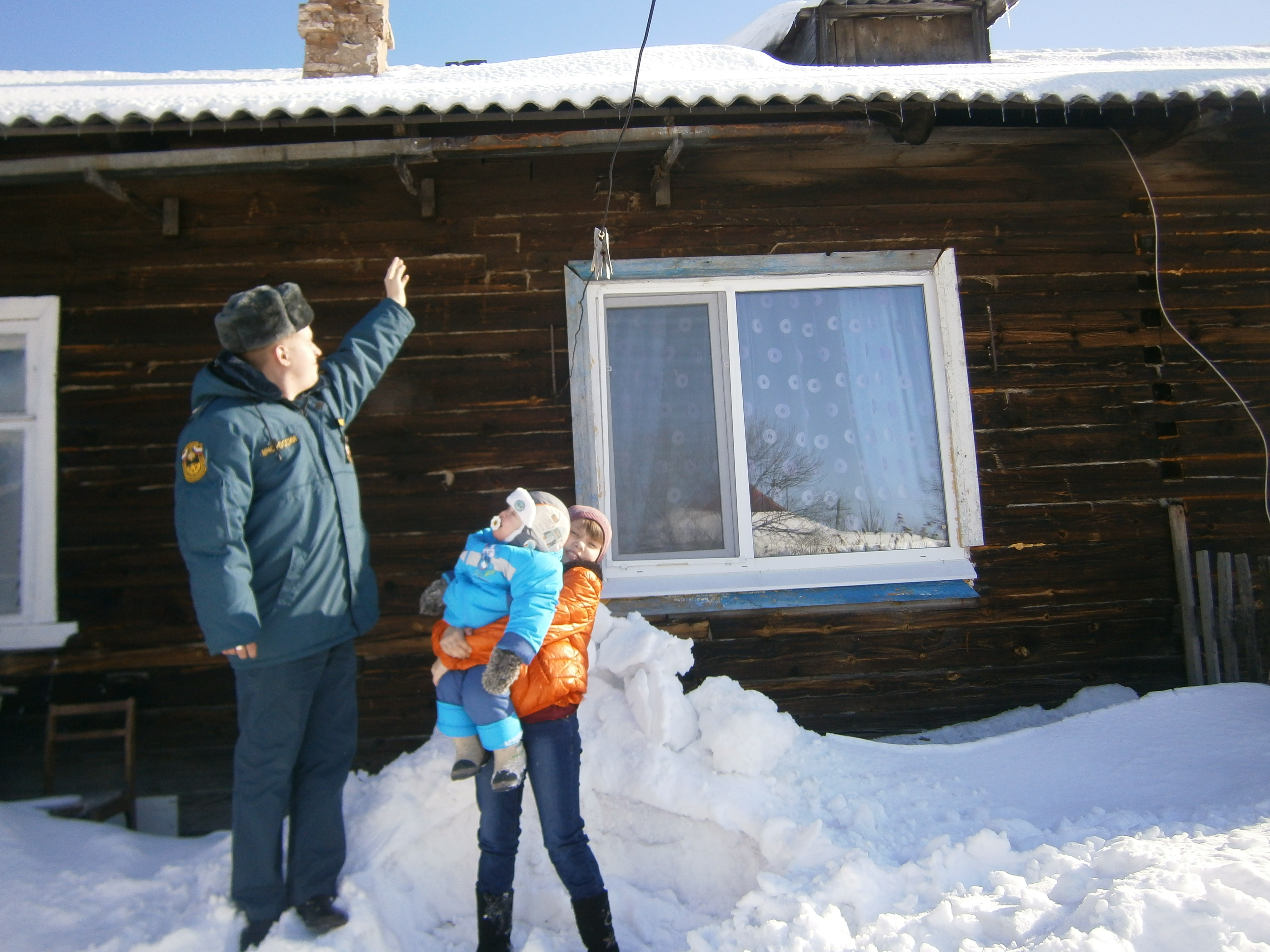 В Верхотурье пожарный спас малыша от снежной лавины - Фото 3