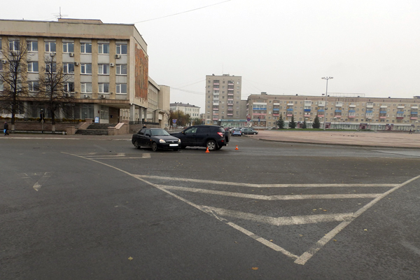 В Каменске-Уральском водители не поделили круговой перекресток. Два человека получили травмы - Фото 2
