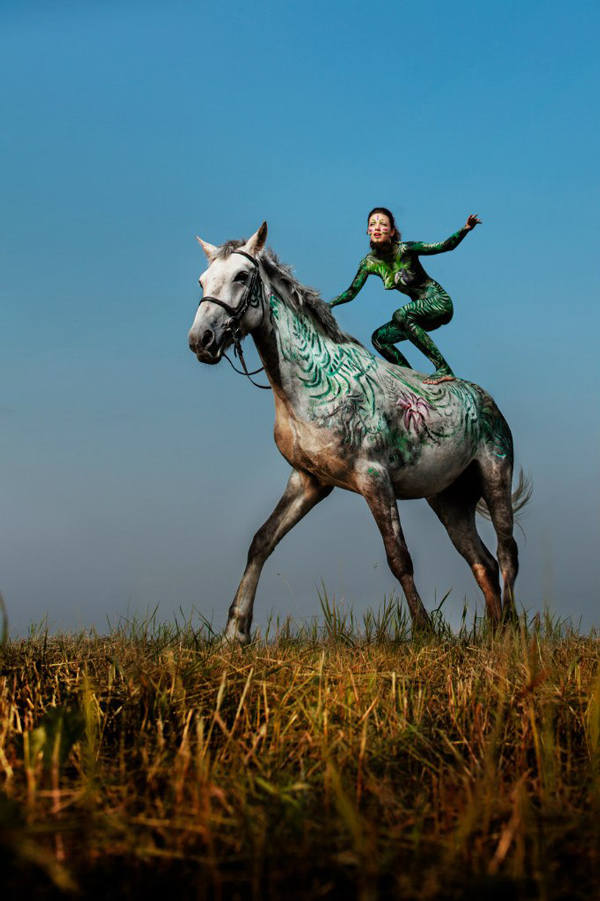 Девушки и лошади стали моделями для одной из самых необычных фотосессий - Фото 7
