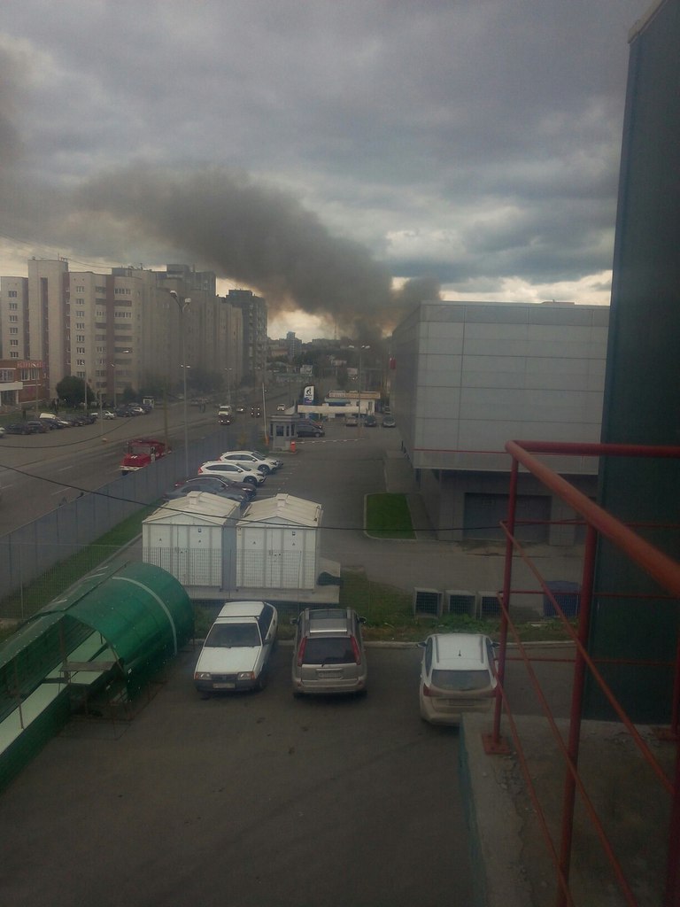 Крупный пожар в Екатеринбурге: рядом с заправкой на улице Халтурина горит деревянный дом. ФОТО - Фото 6