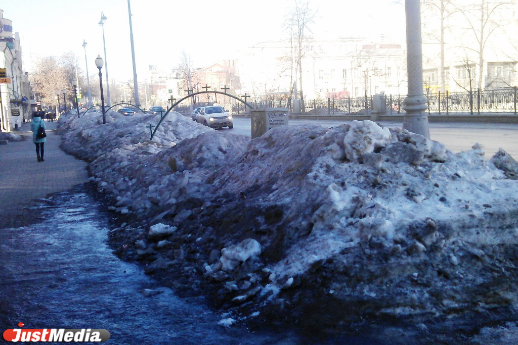 Екатеринбург украсили горы черного снега. Горожане жалуются, что ночами не видят снежные завалы. ФОТО - Фото 6