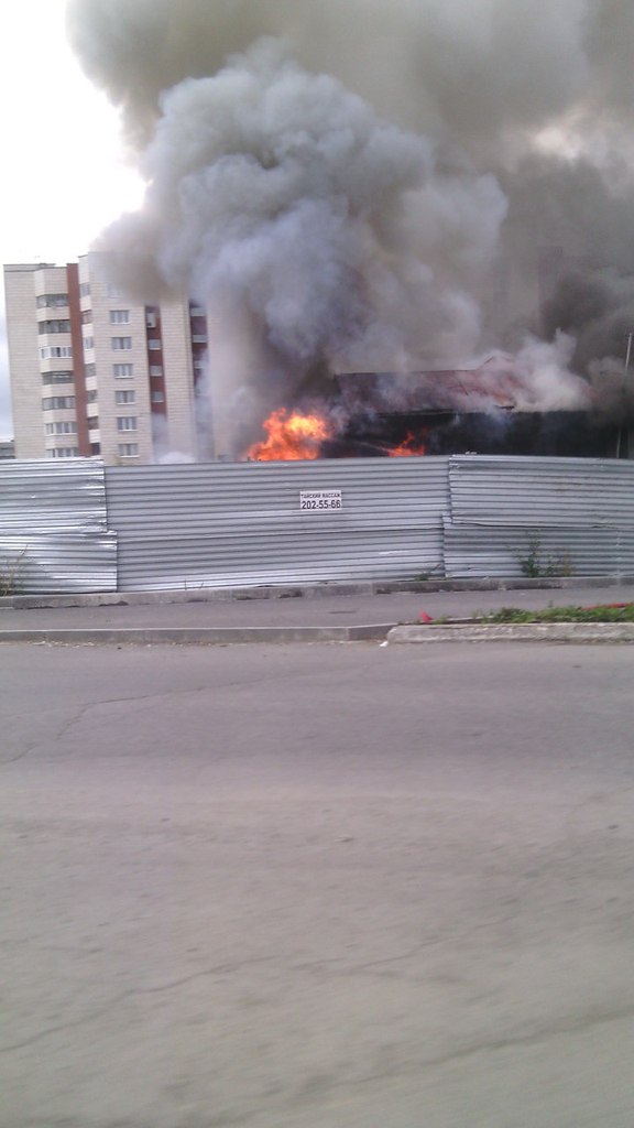 Крупный пожар в Екатеринбурге: рядом с заправкой на улице Халтурина горит деревянный дом. ФОТО - Фото 7
