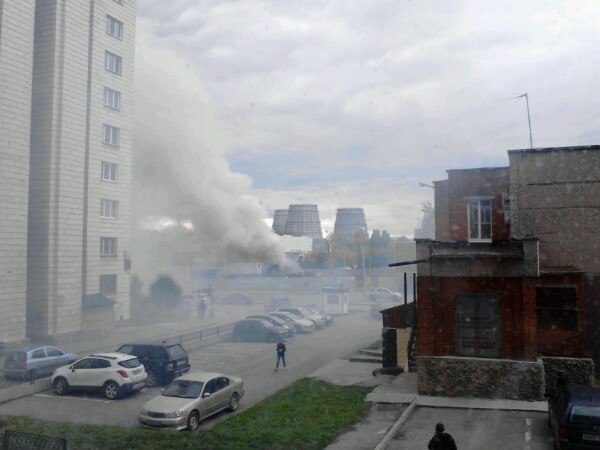 Крупный пожар в Екатеринбурге: рядом с заправкой на улице Халтурина горит деревянный дом. ФОТО - Фото 8