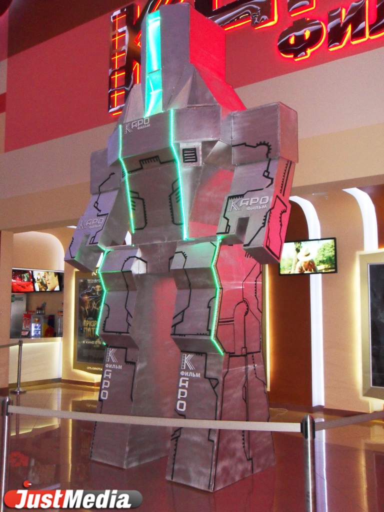 В екатеринбургском кинотеатре поселился самый большой на Урале робот - Фото 3