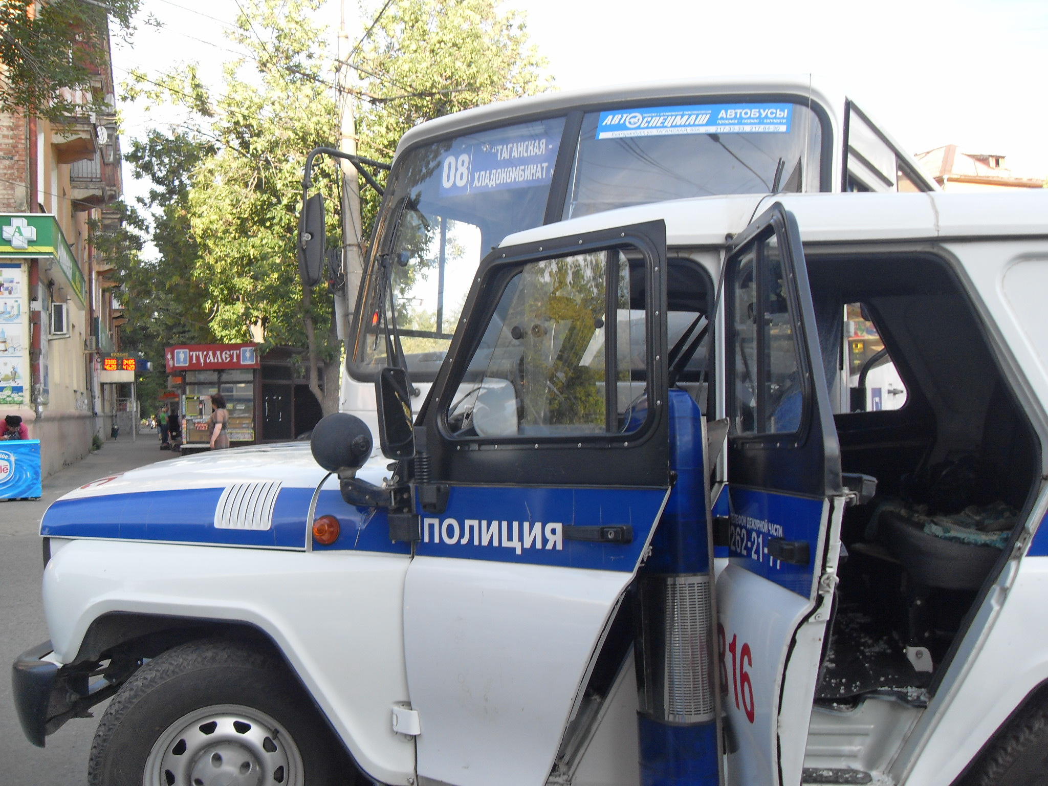 В Екатеринбурге столкнулись полицейский УАЗ и автобус. Пострадали трое сотрудников полиции и пассажирка автобуса - Фото 4