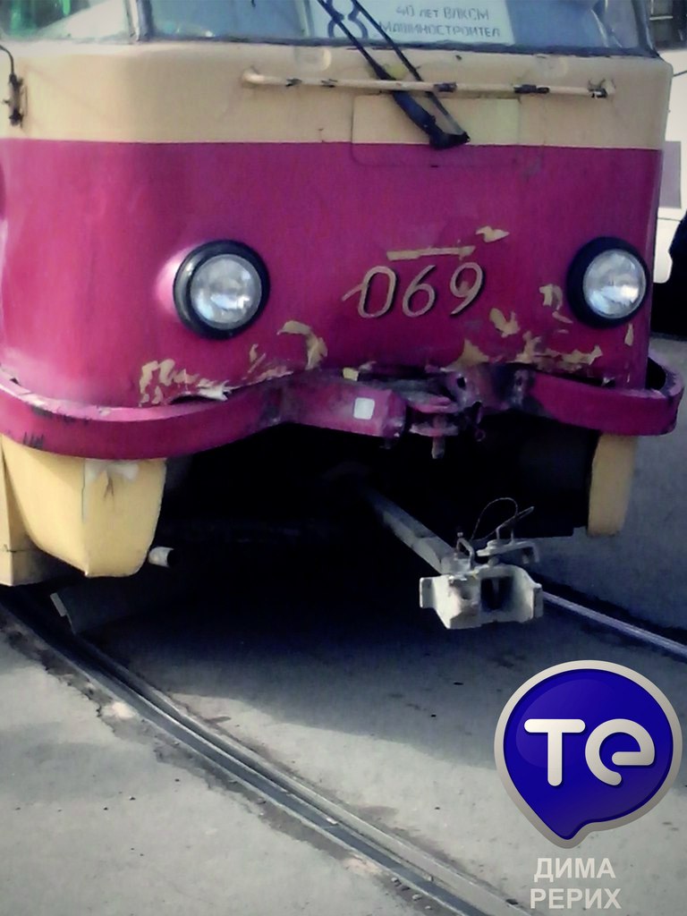 На Уралмаше снова столкнулись трамваи! Общественный транспорт застрял в двухчасовой пробке - Фото 2