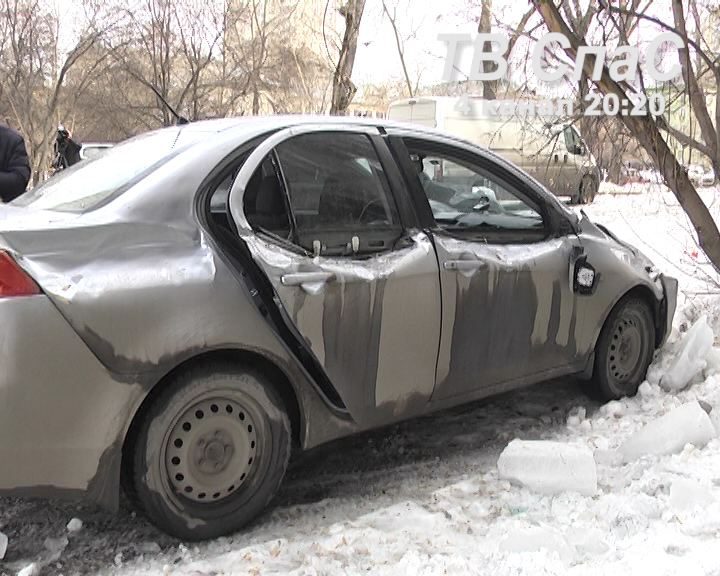 На улице Короленко с крыши пятиэтажки на автомобиль упала глыба льда - Фото 2