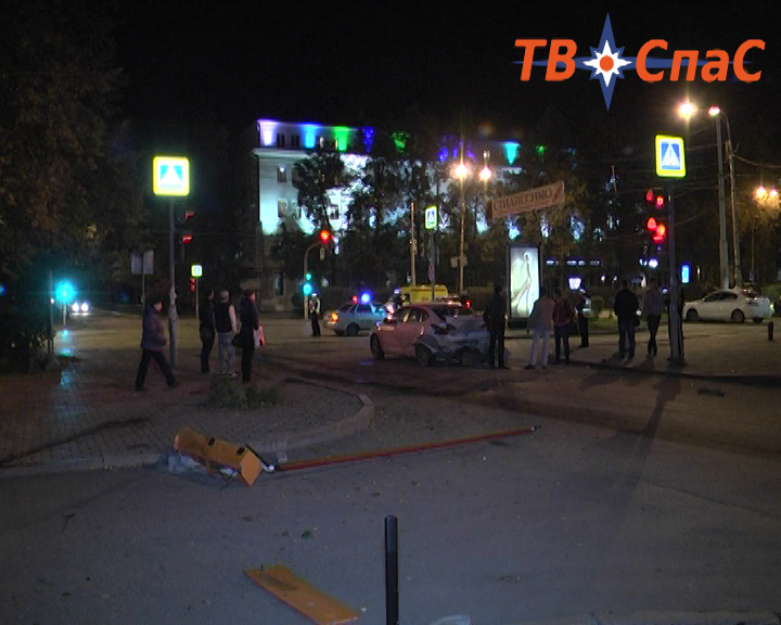 В Екатеринбурге водитель  Toyota протаранил иномарку и снес шлагбаум. Есть пострадавшие - Фото 2