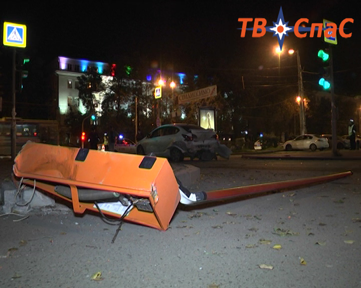 В Екатеринбурге водитель  Toyota протаранил иномарку и снес шлагбаум. Есть пострадавшие - Фото 5