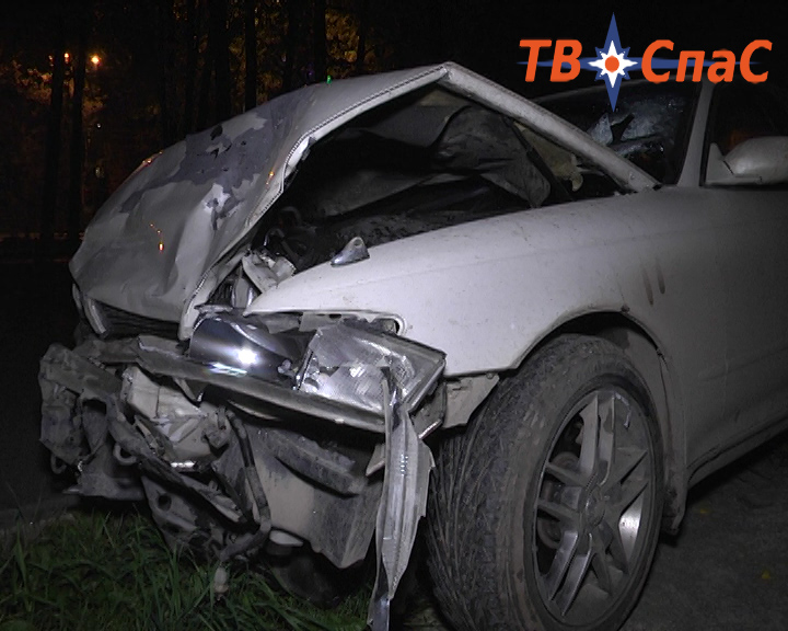В Екатеринбурге водитель  Toyota протаранил иномарку и снес шлагбаум. Есть пострадавшие - Фото 3