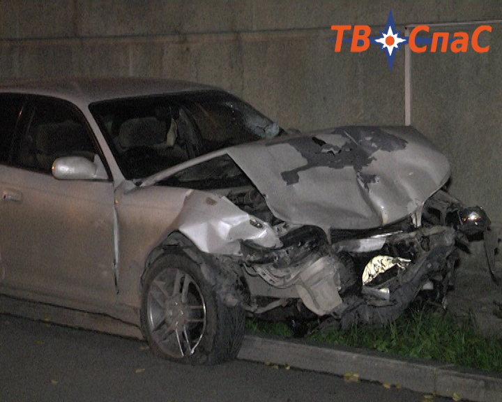 В Екатеринбурге водитель  Toyota протаранил иномарку и снес шлагбаум. Есть пострадавшие - Фото 4