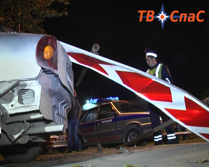 В Екатеринбурге пьяный водитель иномарки снес дорожный знак и въехал дерево - Фото 3