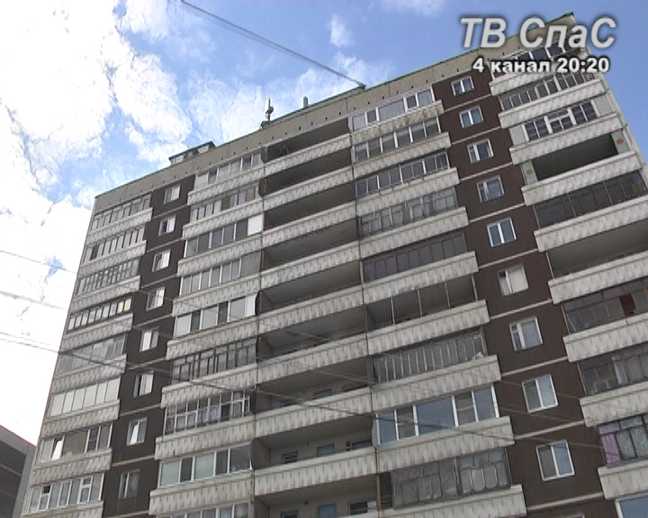 В Екатеринбурге молодая женщина пыталась сброситься с балкона многоэтажки - Фото 2