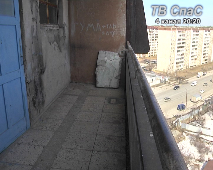 В Екатеринбурге молодая женщина пыталась сброситься с балкона многоэтажки - Фото 4