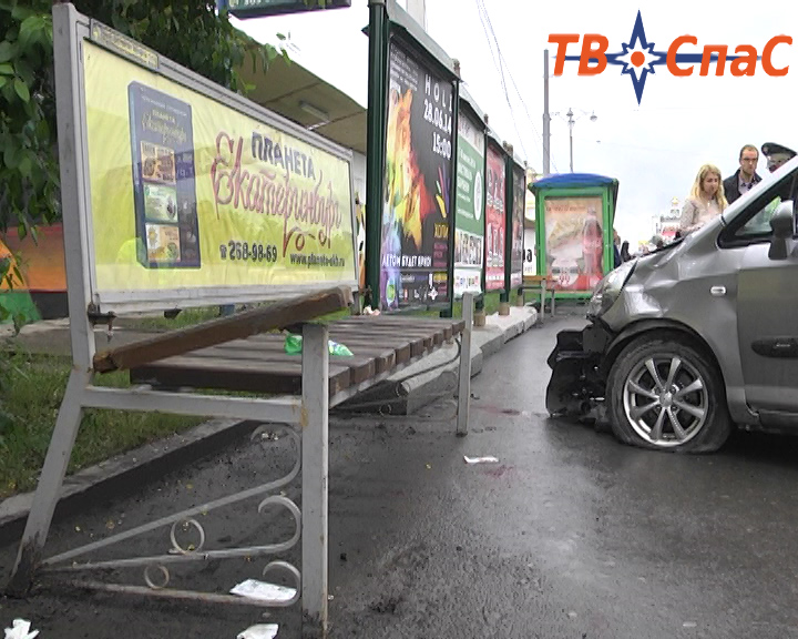 В Екатеринбурге автоледи сбила на тротуаре двух пешеходов - Фото 3