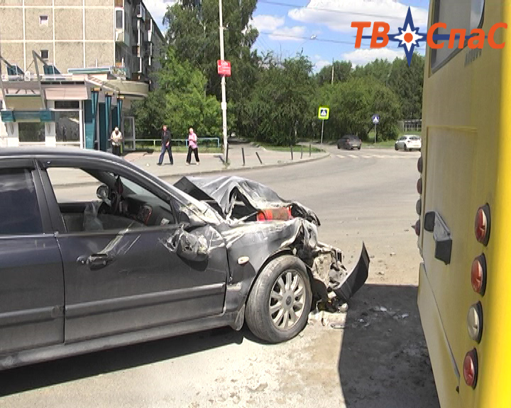 В Екатеринбурге автоледи на иномарке протаранила два стоящих на конечной остановке автобуса - Фото 2