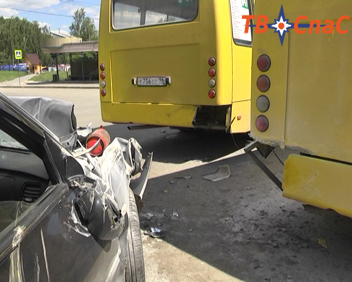В Екатеринбурге автоледи на иномарке протаранила два стоящих на конечной остановке автобуса - Фото 4