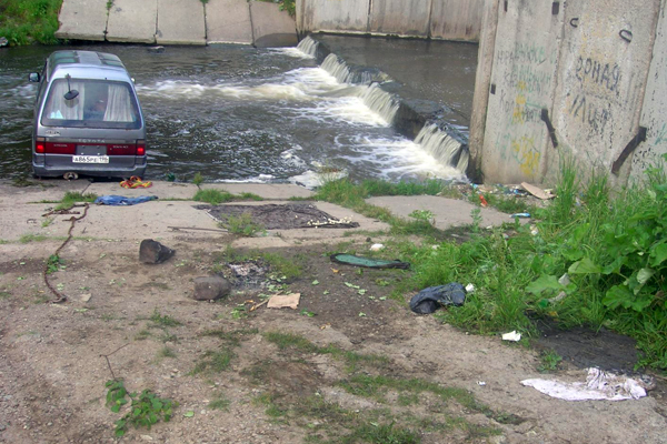 В Нижнем Тагиле, поднимая упавшую в реку машину, нашли тело неизвестного мужчины - Фото 2